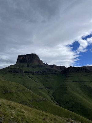  Groty z Drakensbergu - Monumentalne Kamienne Opowieści i Mistyczne Ryty