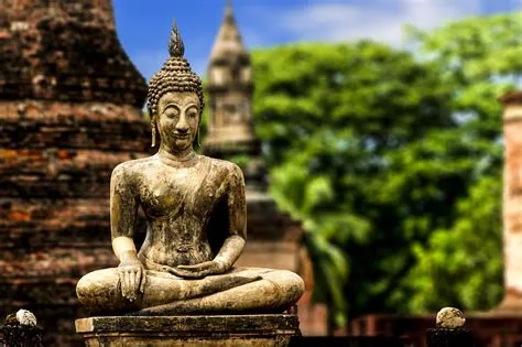  Sukhothai Buddha:  Złota Światłość Oświecenia i Harmonijna Symetria